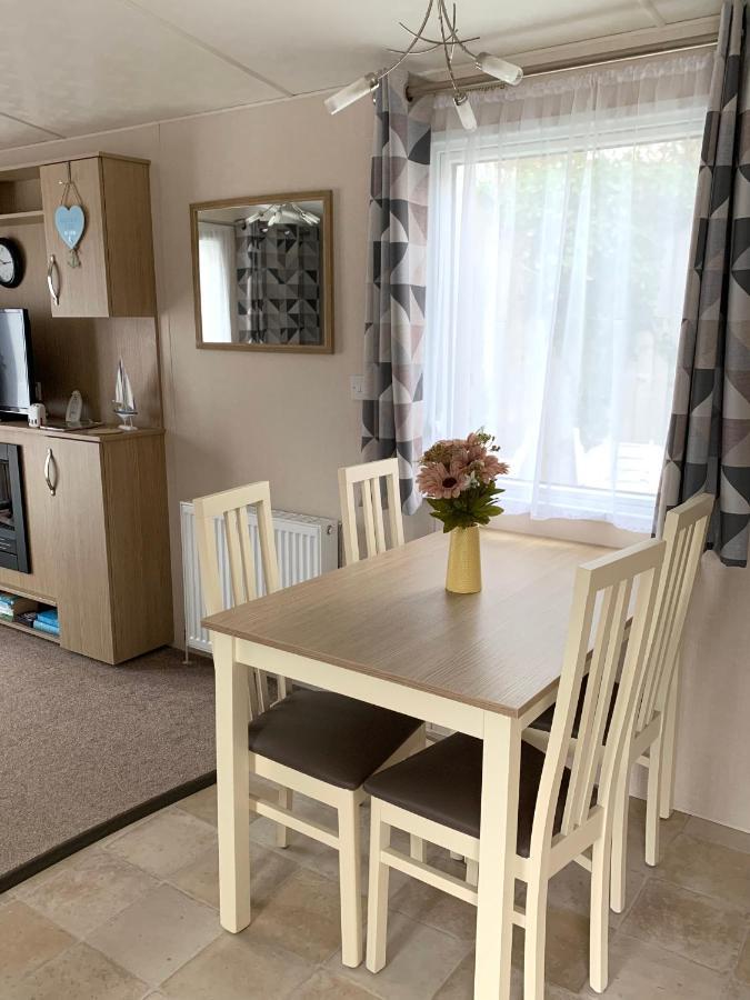 Molly's Retreat: Pet-Friendly Caravan with Garden at Newquay Bay Resort Exterior photo