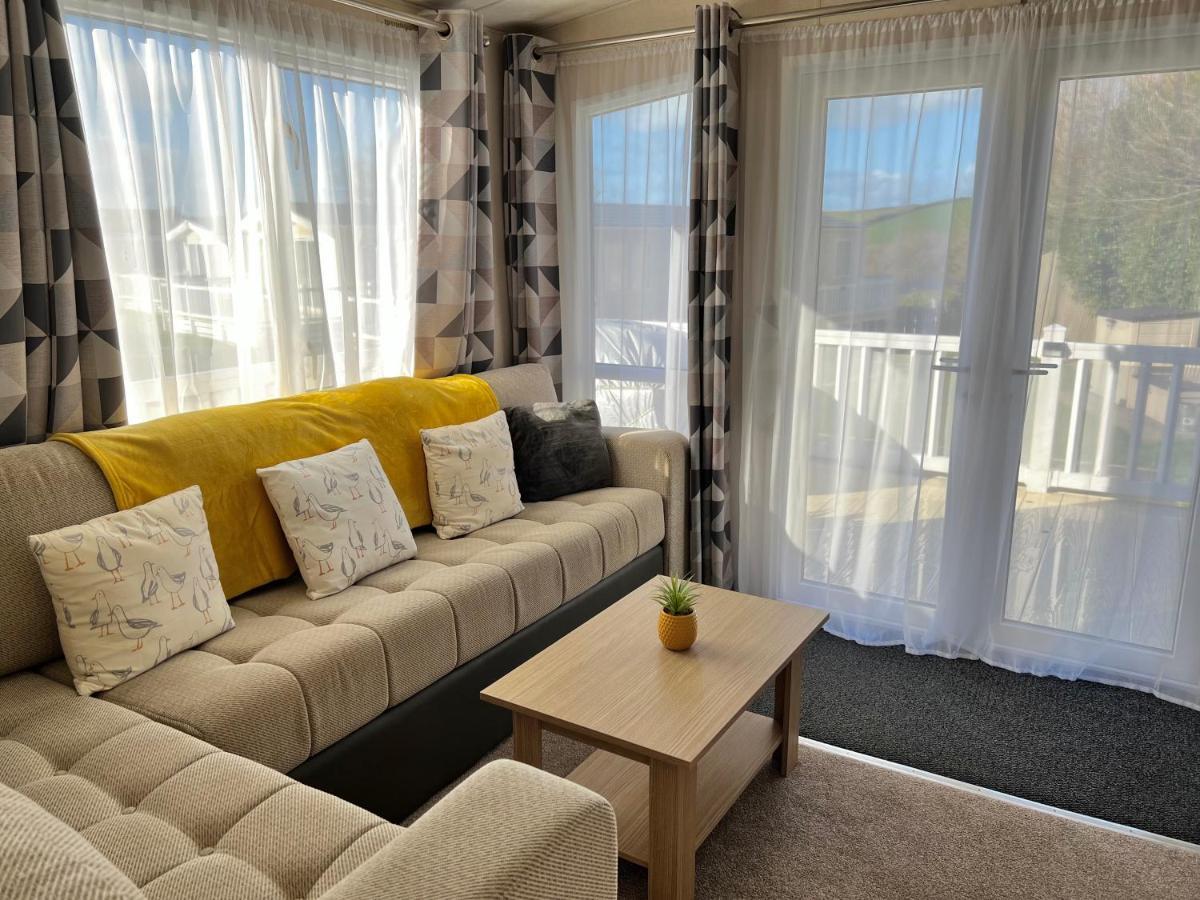 Molly's Retreat: Pet-Friendly Caravan with Garden at Newquay Bay Resort Exterior photo