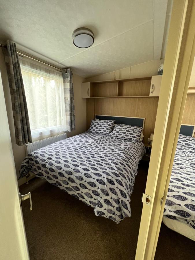 Molly's Retreat: Pet-Friendly Caravan with Garden at Newquay Bay Resort Exterior photo