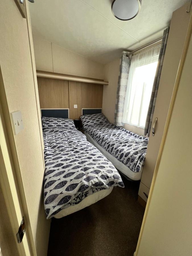 Molly's Retreat: Pet-Friendly Caravan with Garden at Newquay Bay Resort Exterior photo