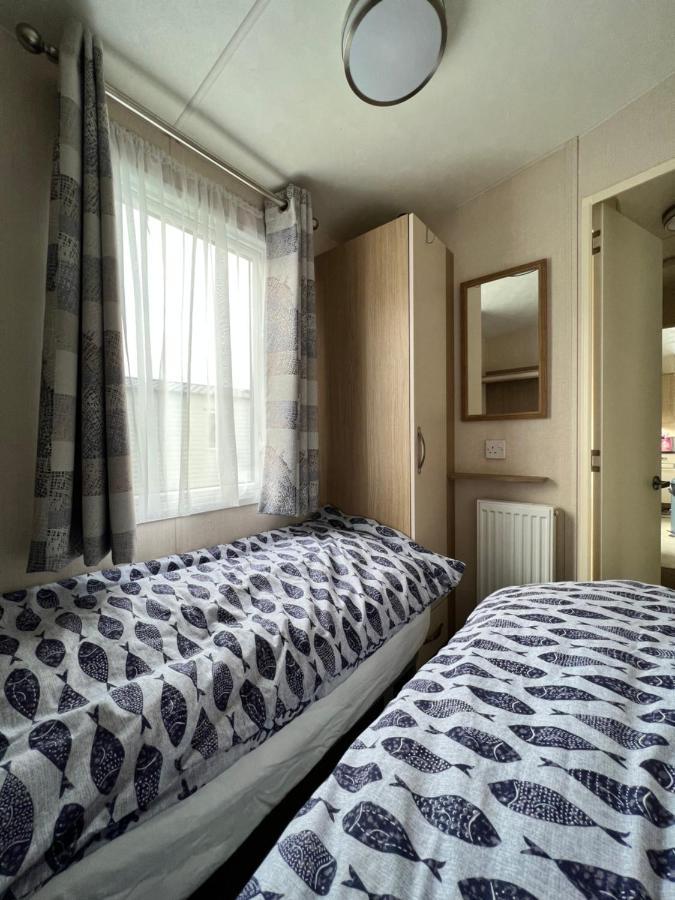 Molly's Retreat: Pet-Friendly Caravan with Garden at Newquay Bay Resort Exterior photo