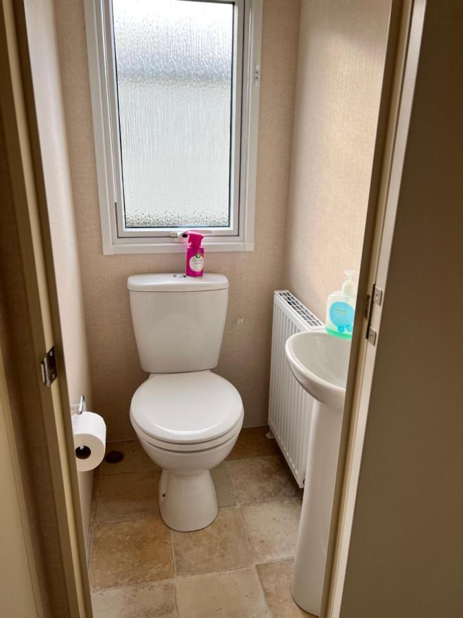 Molly's Retreat: Pet-Friendly Caravan with Garden at Newquay Bay Resort Exterior photo