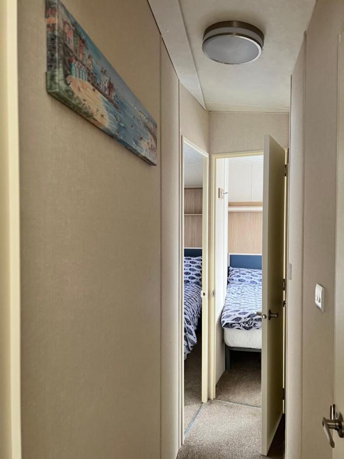 Molly's Retreat: Pet-Friendly Caravan with Garden at Newquay Bay Resort Exterior photo