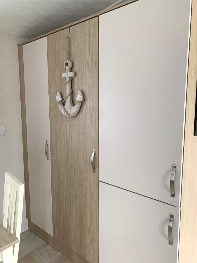 Molly's Retreat: Pet-Friendly Caravan with Garden at Newquay Bay Resort Exterior photo