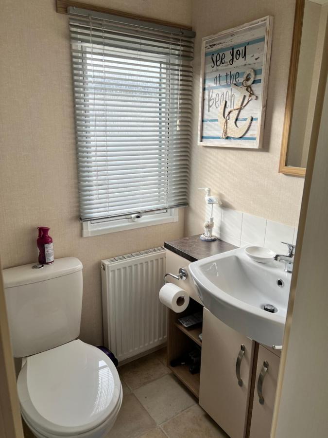 Molly's Retreat: Pet-Friendly Caravan with Garden at Newquay Bay Resort Exterior photo