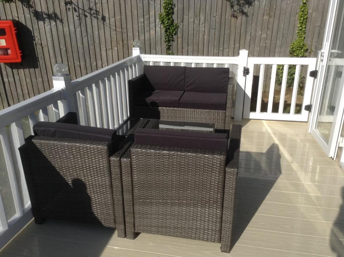 Molly's Retreat: Pet-Friendly Caravan with Garden at Newquay Bay Resort Exterior photo