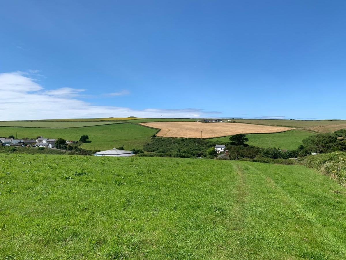 Molly's Retreat: Pet-Friendly Caravan with Garden at Newquay Bay Resort Exterior photo