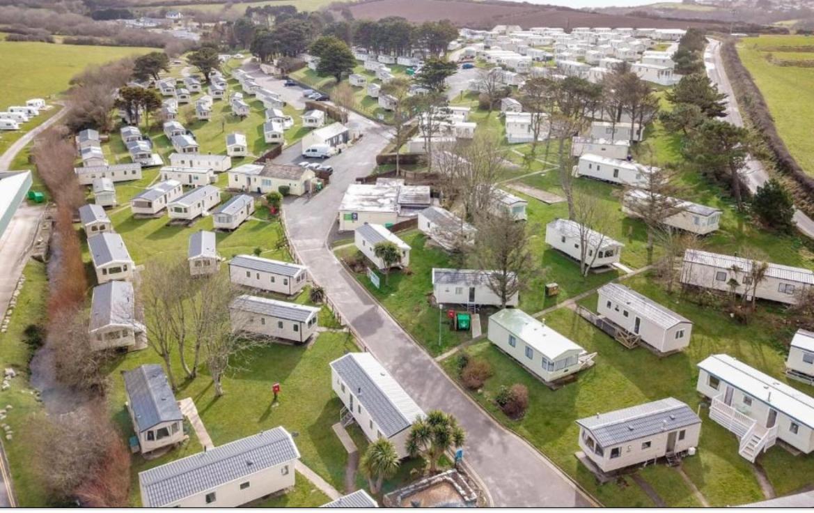 Molly's Retreat: Pet-Friendly Caravan with Garden at Newquay Bay Resort Exterior photo