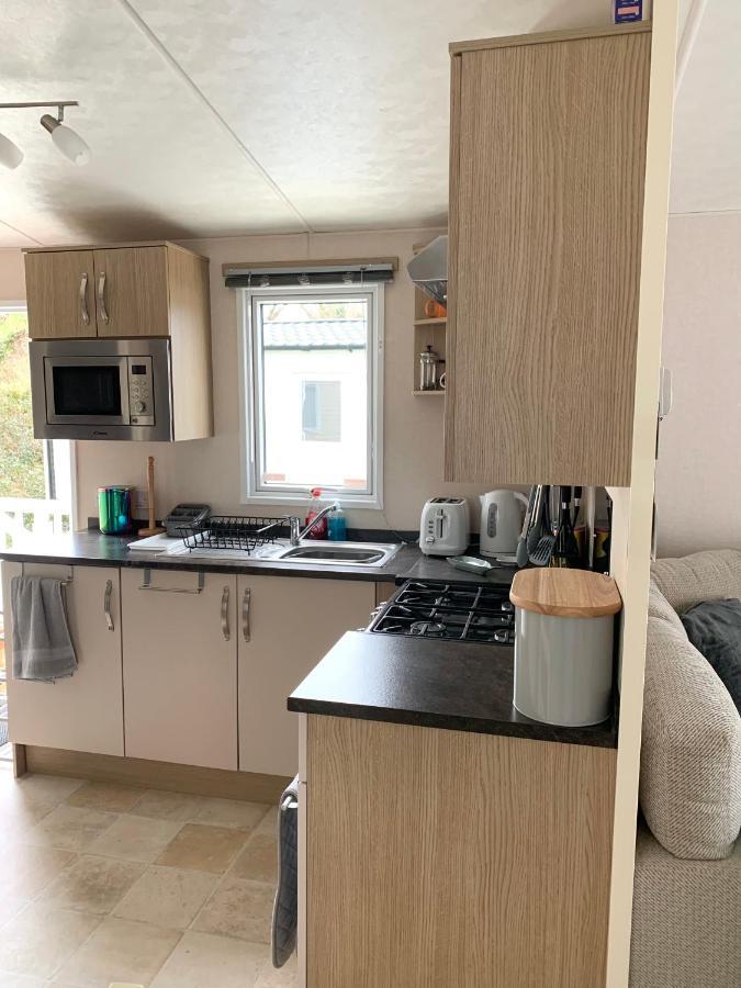 Molly's Retreat: Pet-Friendly Caravan with Garden at Newquay Bay Resort Exterior photo