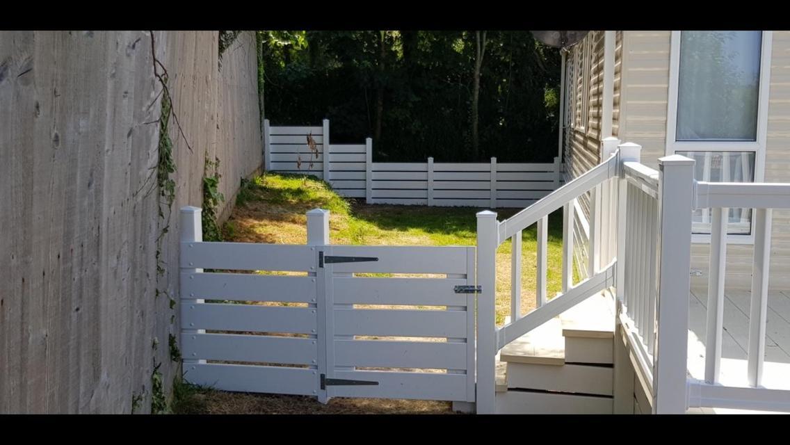 Molly's Retreat: Pet-Friendly Caravan with Garden at Newquay Bay Resort Exterior photo