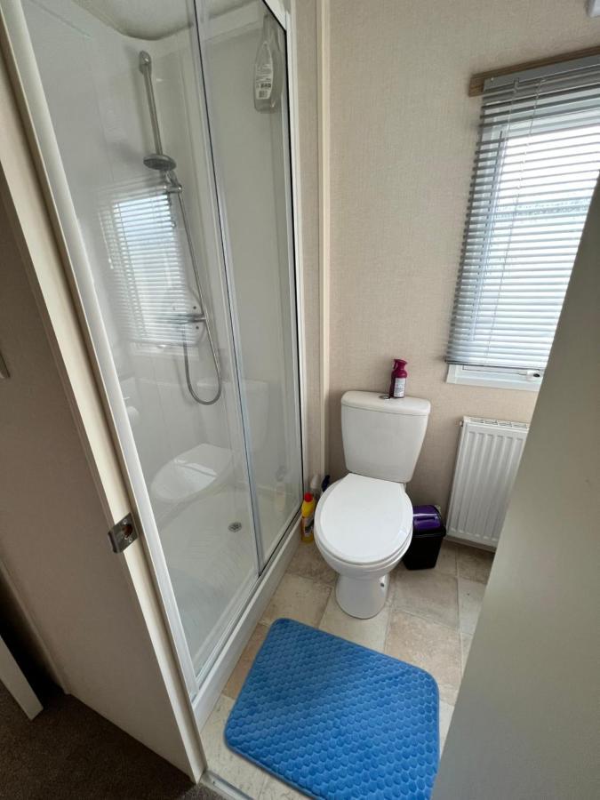 Molly's Retreat: Pet-Friendly Caravan with Garden at Newquay Bay Resort Exterior photo