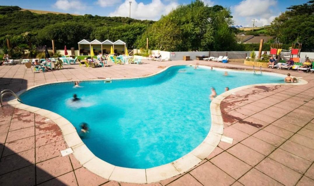 Molly's Retreat: Pet-Friendly Caravan with Garden at Newquay Bay Resort Exterior photo