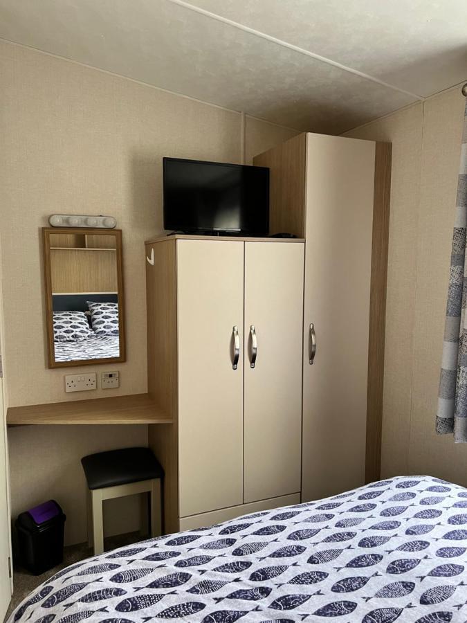 Molly's Retreat: Pet-Friendly Caravan with Garden at Newquay Bay Resort Exterior photo
