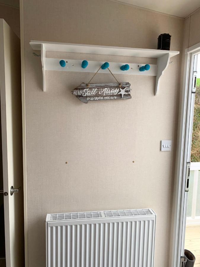 Molly's Retreat: Pet-Friendly Caravan with Garden at Newquay Bay Resort Exterior photo